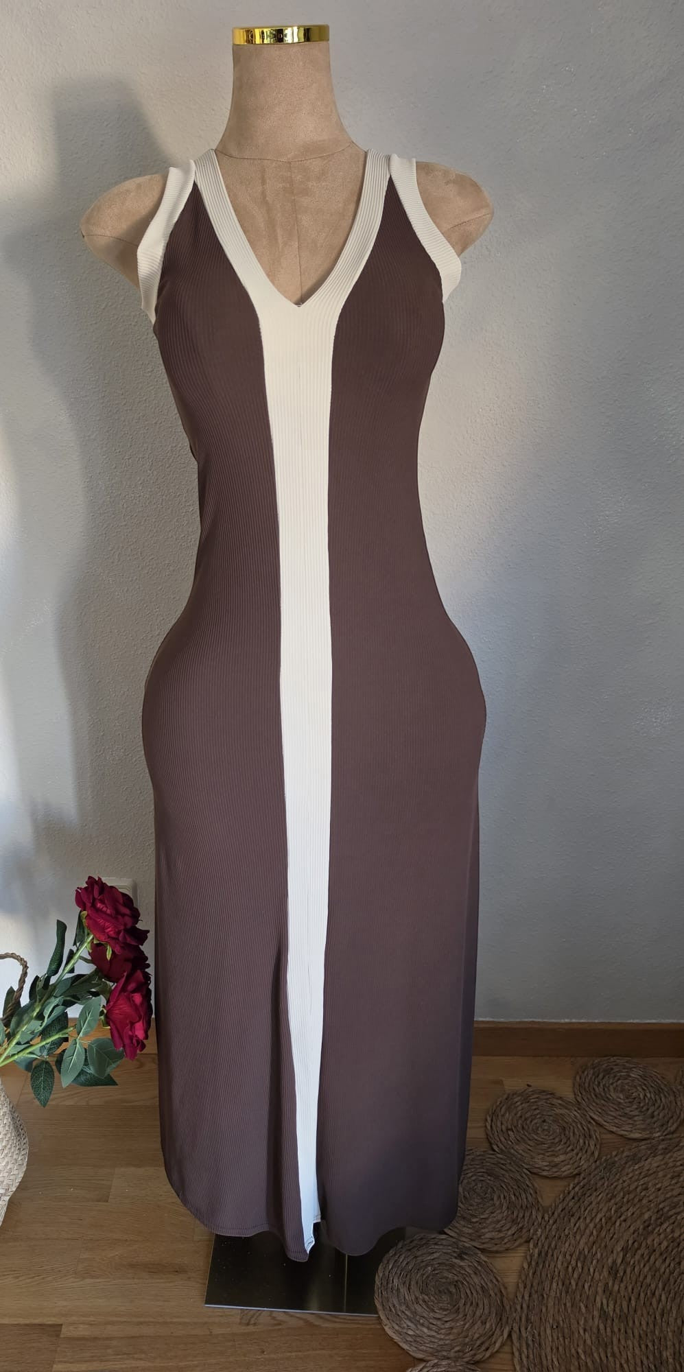 Vestido maxi PINTONAS de canalé elástico marrón chocolate con franja central beige y escote en V.