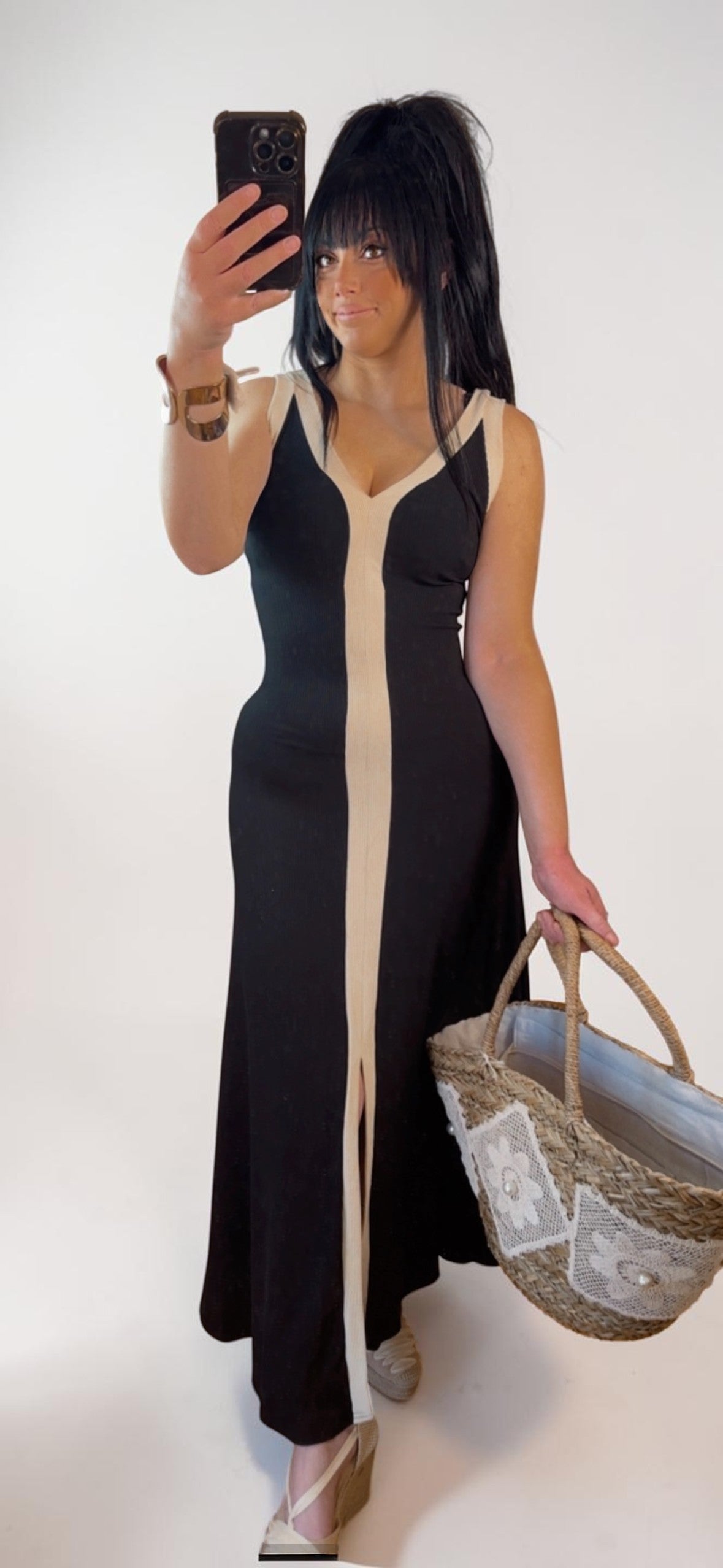 Vestido maxi negro sin mangas de PINTONAS con escote en V y franja central beige con abertura frontal. Tejido canalé elástico.
