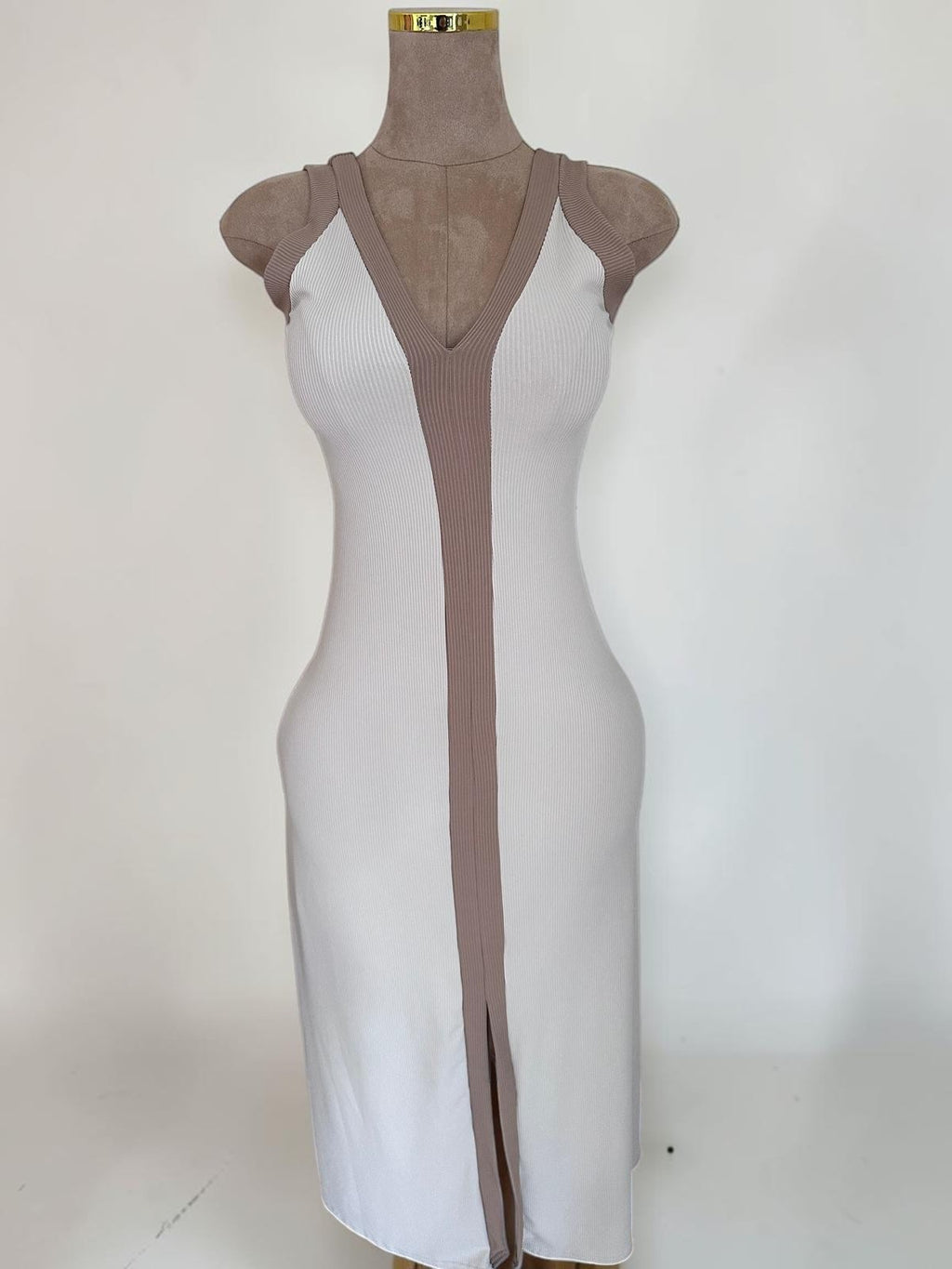 Vestido maxi PINTONAS de canalé elástico blanco con franja central y escote en V. Sin mangas.