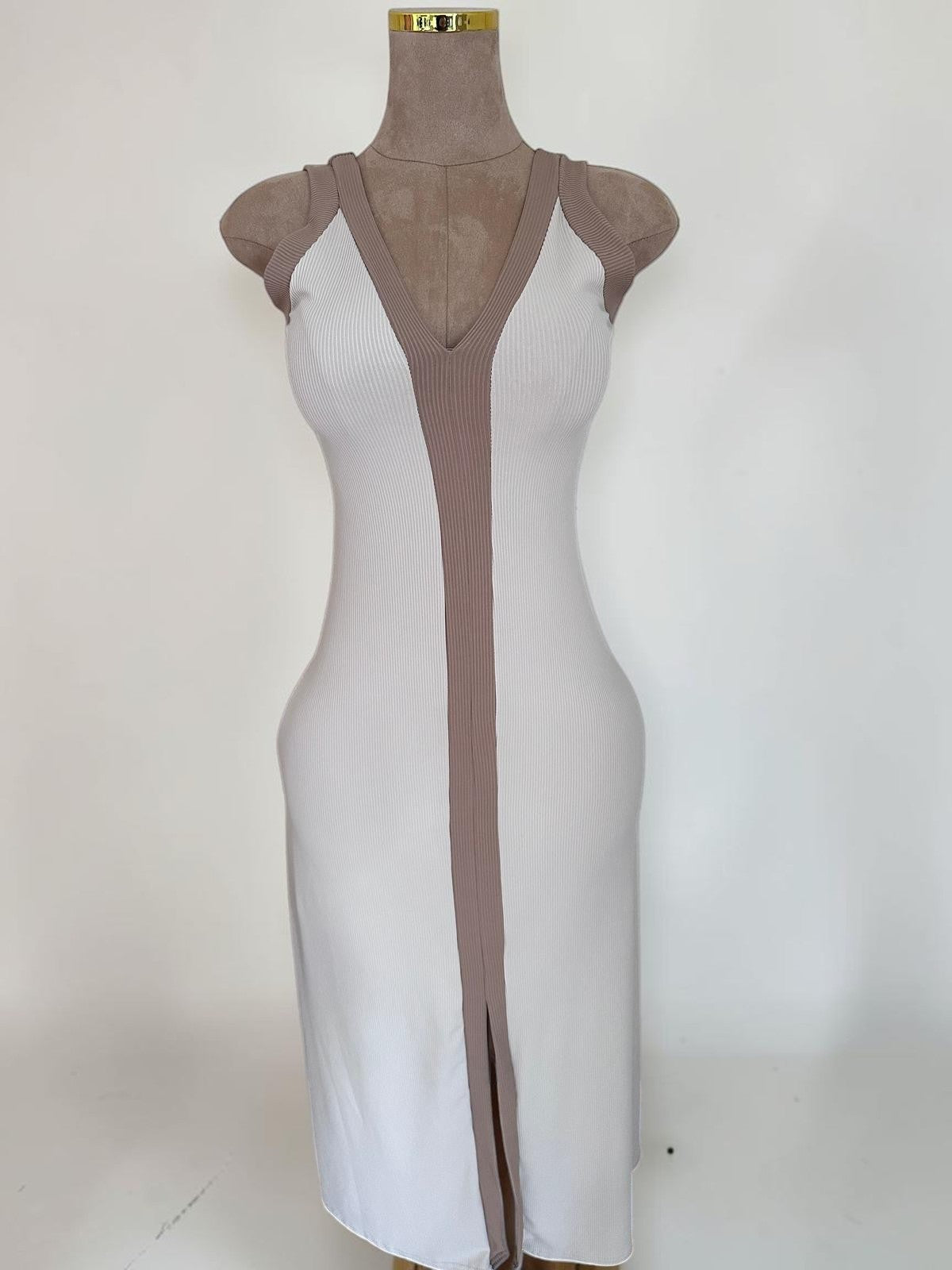 Vestido maxi PINTONAS de canalé elástico blanco con franja central y escote en V. Sin mangas.