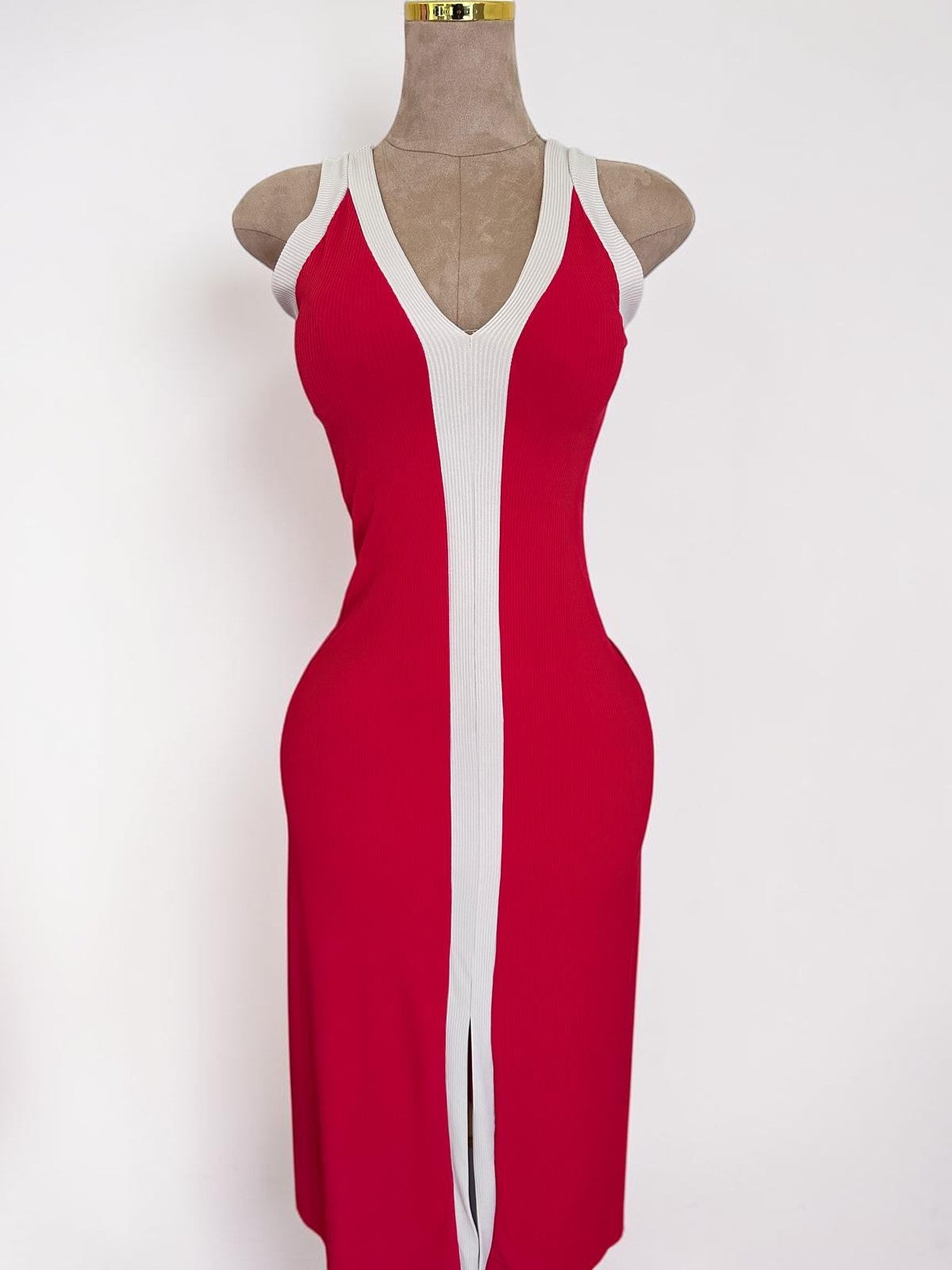 Vestido maxi rojo de PINTONAS de canalé elástico con escote en V y detalle de franja central con abertura frontal.