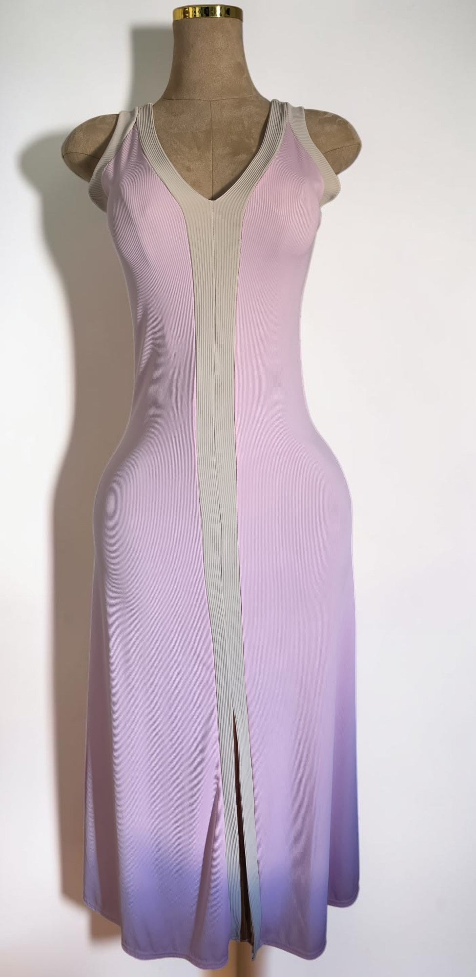 Vestido maxi PINTONAS de canalé elástico rosa con escote en V y abertura frontal. Tejido cómodo y adaptable.