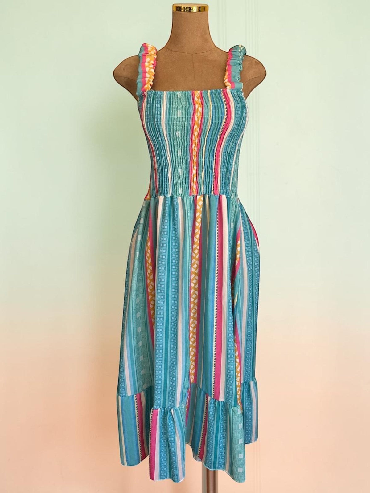 Vestido midi PINTONAS de rayas verticales disponible en azul, rosa,marrón,verde y  naranja. Cuerpo fruncido nido de abeja y falda con volante.