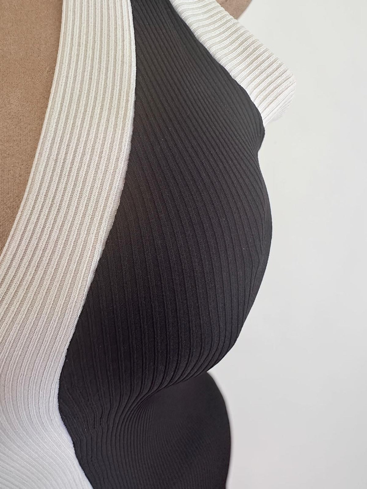Vestido maxi negro sin mangas de PINTONAS con escote en V y detalle de canalé elástico.