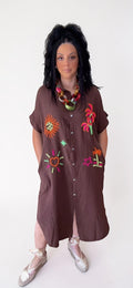 PINTONAS Vestido Valencia marrón de algodón bambula oversize con bordados artesanales de palmeras, soles y corazones. Abertura frontal y lateral.