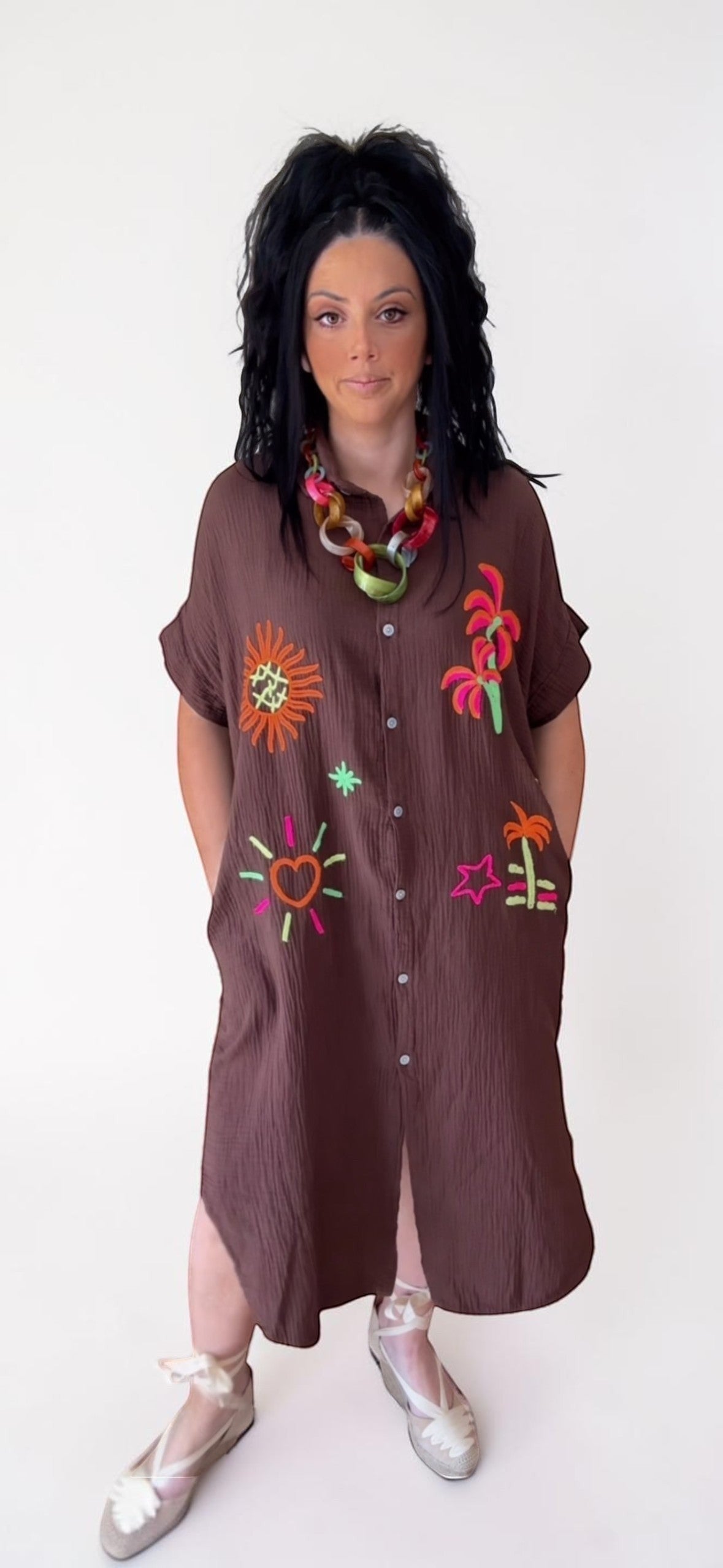 PINTONAS Vestido Valencia marrón de algodón bambula oversize con bordados artesanales de palmeras, soles y corazones. Abertura frontal y lateral.
